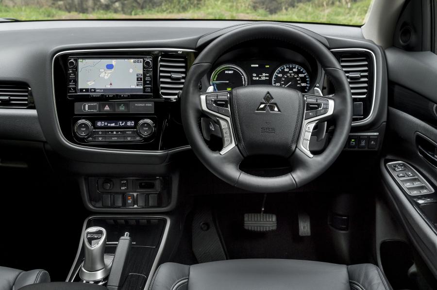 Торпедо Mitsubishi Outlander PHEV 2015 года  (UK) (фото 15 из 31)